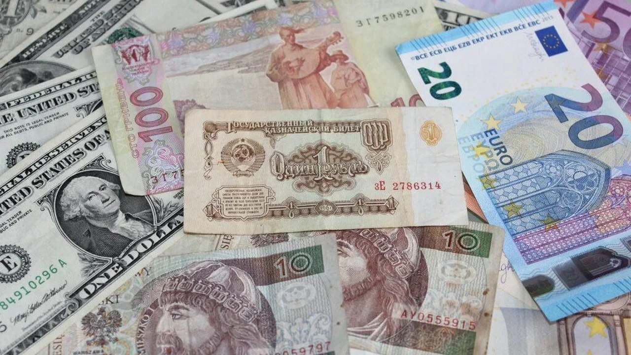 تحديثات الصرف.. تباين أسعار العملات الأجنبية في البنوك المصرية خلال تعاملات الأربعاء_